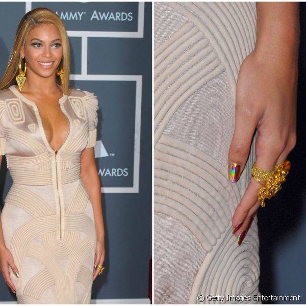 Para prestigiar o Grammy 2010, a cantora abusou das cores e investiu nas unhas com efeito hologr?fico